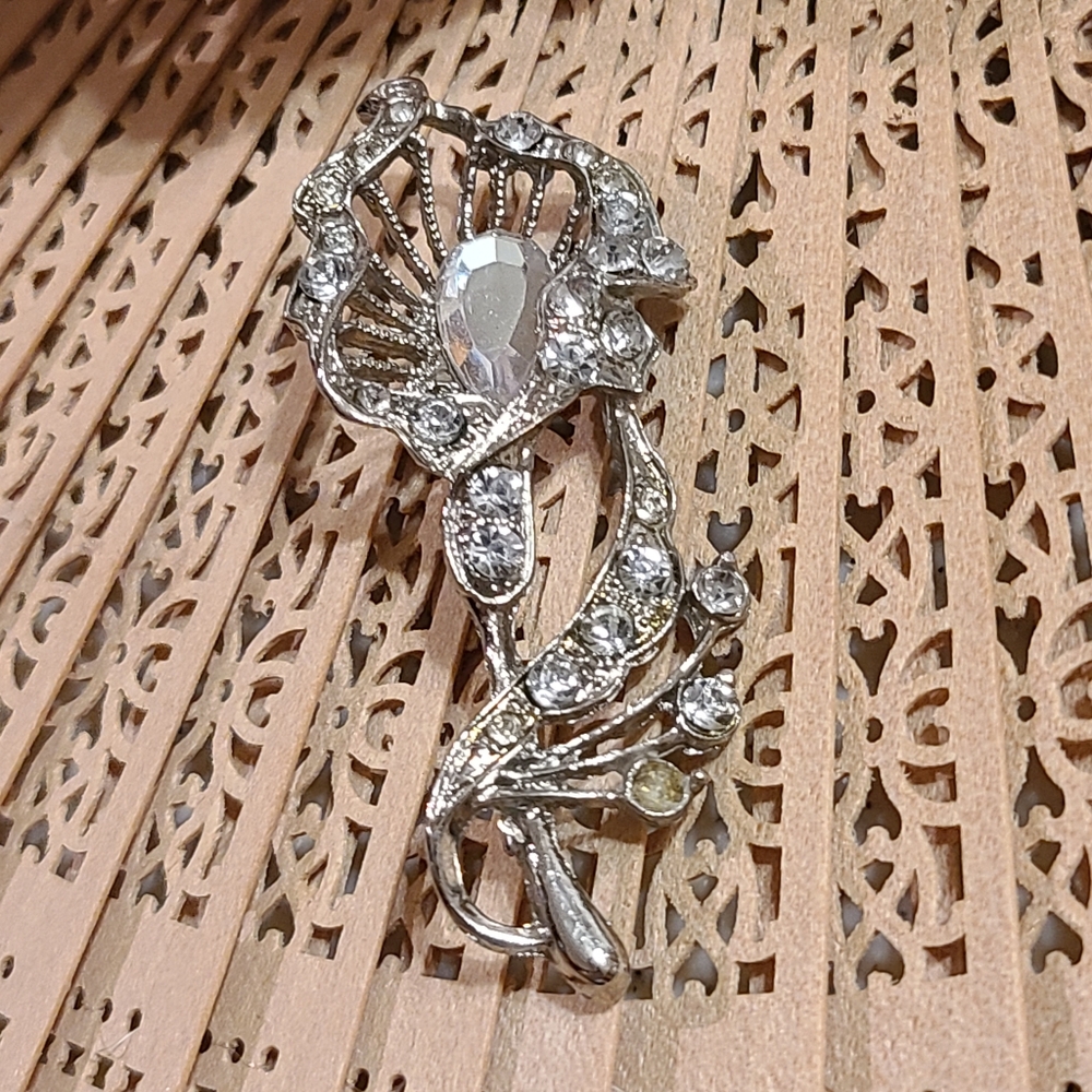 Vintage pin floral brooch jewelry for sale - Picture 3 of 8